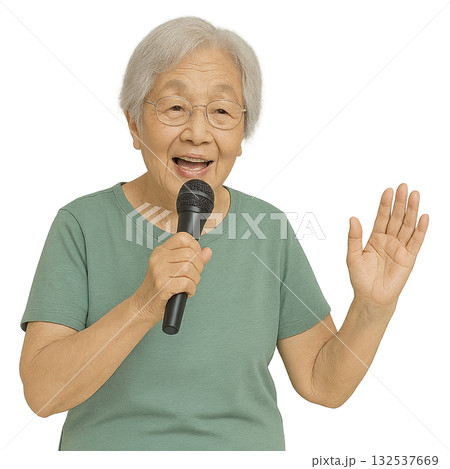 カラオケをするおばあさん 132537669