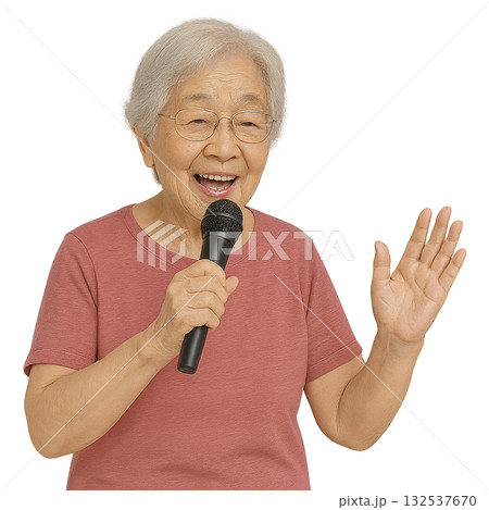 カラオケをするおばあさん 132537670