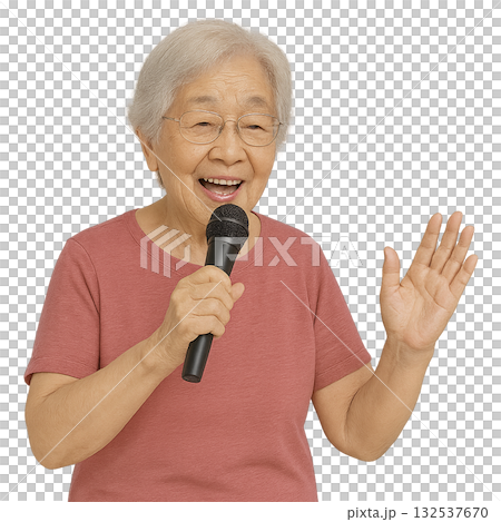 カラオケをするおばあさん 132537670