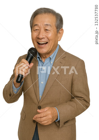 カラオケをする高齢男性 132537780