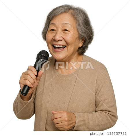 カラオケをする高齢女性 132537781