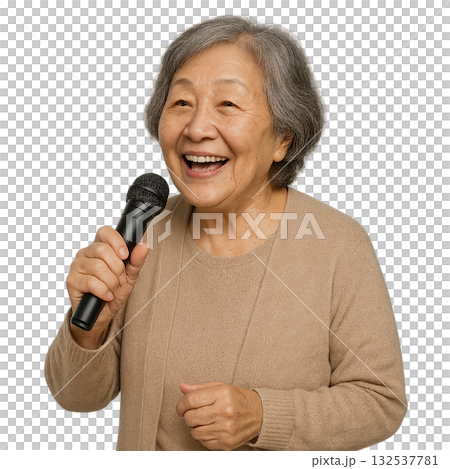 カラオケをする高齢女性 132537781