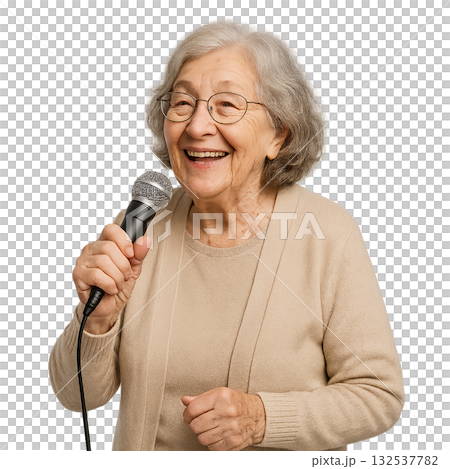 カラオケをする高齢女性 132537782