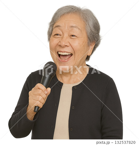 カラオケを楽しむおばあちゃん 132537820