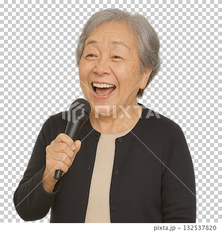 カラオケを楽しむおばあちゃん 132537820