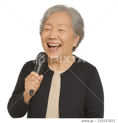 カラオケを楽しむおばあちゃん 132537821