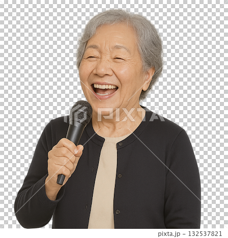 カラオケを楽しむおばあちゃん 132537821