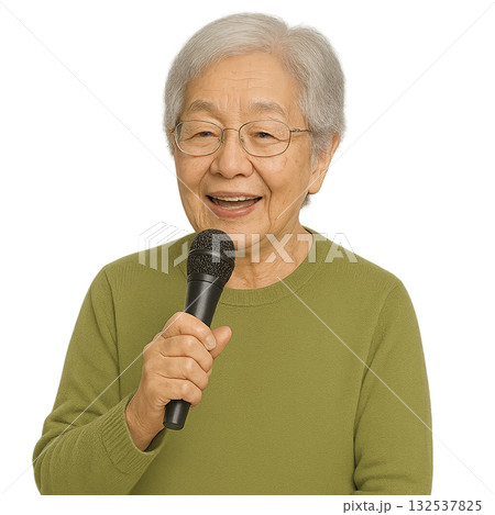 カラオケを楽しむおばあちゃん 132537825