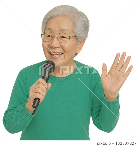 カラオケを楽しむおばあちゃん 132537827
