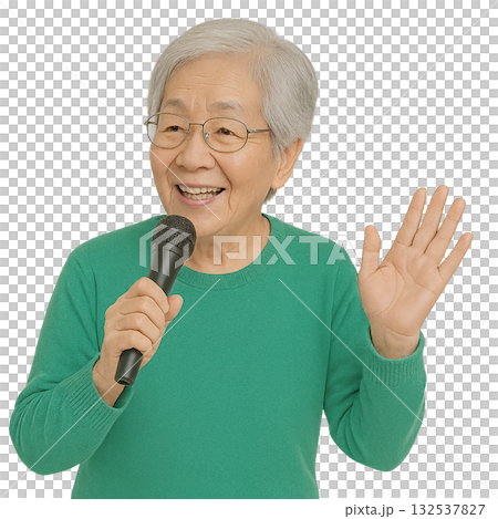 カラオケを楽しむおばあちゃん 132537827