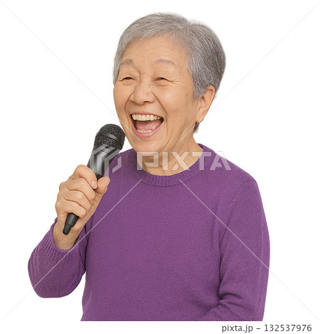 カラオケをするおばあさん 132537976