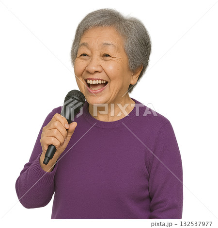 カラオケをするおばあさん 132537977