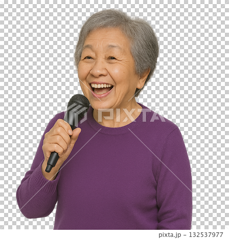 カラオケをするおばあさん 132537977