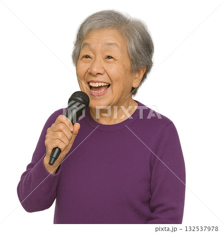 カラオケをするおばあさん 132537978