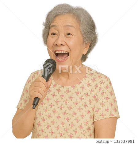 カラオケをするおばあさん 132537981
