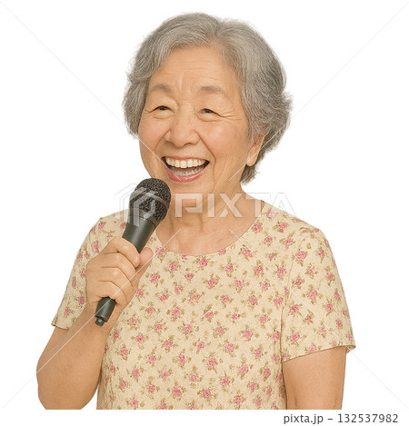 カラオケをするおばあさん 132537982