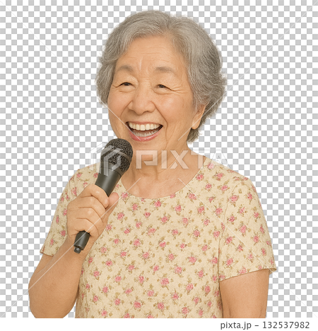 カラオケをするおばあさん 132537982