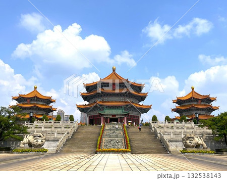 真夏の青空に映える中国の寺院 真夏の青空に映える中国の寺院 132538143