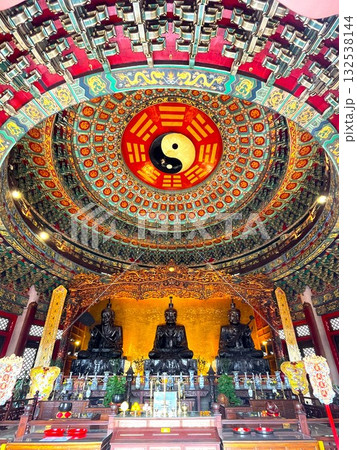 鮮やかな装飾が施された仏教寺院の装飾 132538144