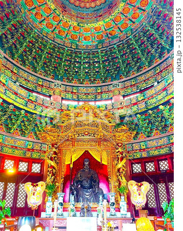 鮮やかな装飾が施された仏教寺院の装飾 132538145