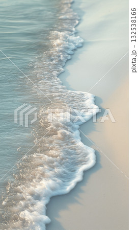 穏やかな波打ち際　海の背景 132538166