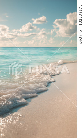 穏やかな波打ち際　海の背景 132538171