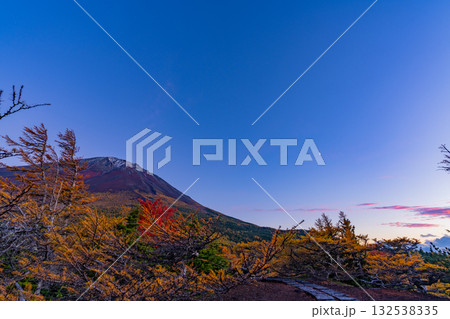 【山梨県】富士山・初冠雪と奥庭の紅葉　夕景 132538335