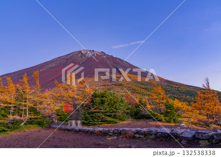 【山梨県】富士山・初冠雪と奥庭の紅葉　夕景 132538338