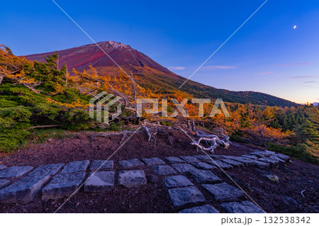 【山梨県】富士山・初冠雪と奥庭の紅葉 夕景 【山梨県】富士山・初冠雪と奥庭の紅葉 夕景 132538342