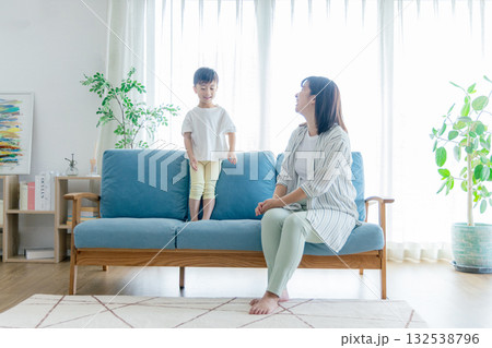 ママと手遊びする子供 132538796