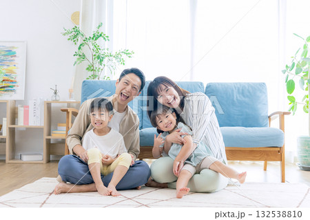 リビングでくつろぐ家族 リビングでくつろぐ家族 132538810