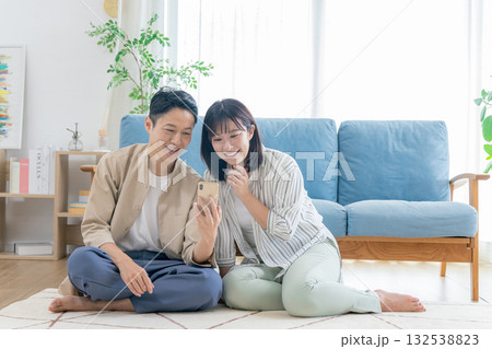 リビングでくつろぐミドル夫婦 132538823