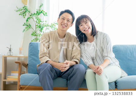 リビングでくつろぐミドル夫婦 132538833