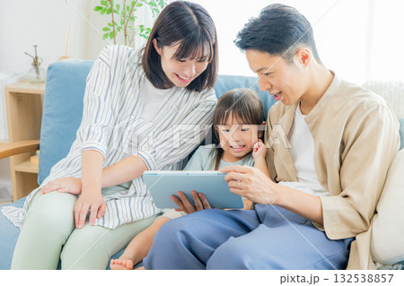 リビングでタブレットを見る家族 132538857