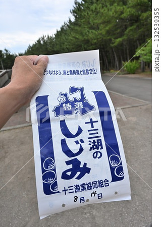 十三湖のしじみ採り（青森県） 132539355