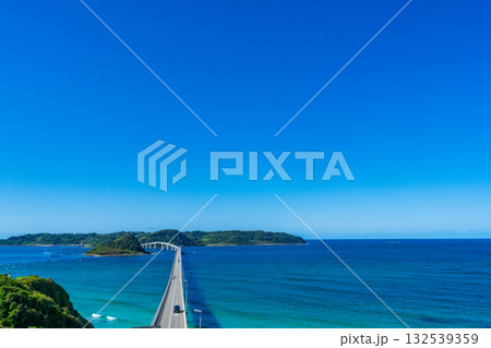 山口県下関市 コバルトブルーの海に映える角島大橋 山口県下関市 コバルトブルーの海に映える角島大橋 132539359