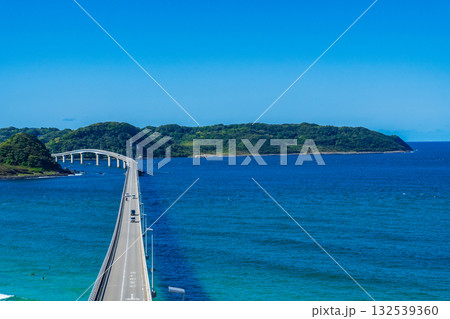 山口県下関市 コバルトブルーの海に映える角島大橋 山口県下関市 コバルトブルーの海に映える角島大橋 132539360