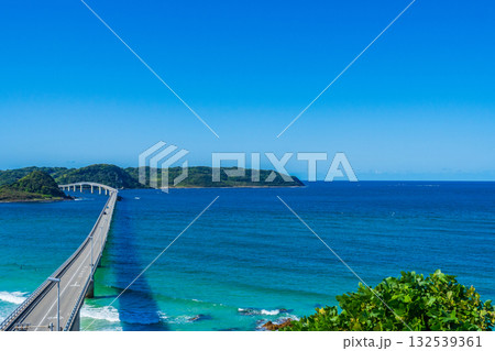山口県下関市　コバルトブルーの海に映える角島大橋 132539361
