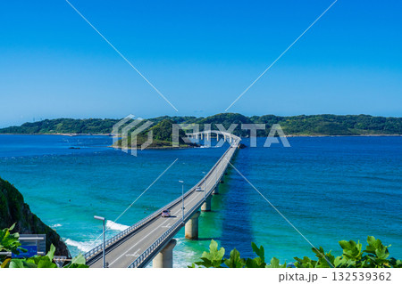 山口県下関市　コバルトブルーの海に映える角島大橋 132539362