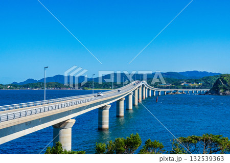 山口県下関市 コバルトブルーの海に映える角島大橋 山口県下関市 コバルトブルーの海に映える角島大橋 132539363