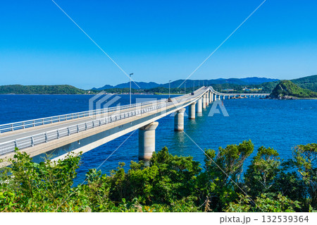 山口県下関市 コバルトブルーの海に映える角島大橋 山口県下関市 コバルトブルーの海に映える角島大橋 132539364