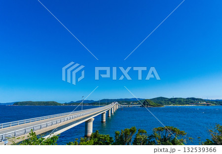 山口県下関市 コバルトブルーの海に映える角島大橋 山口県下関市 コバルトブルーの海に映える角島大橋 132539366
