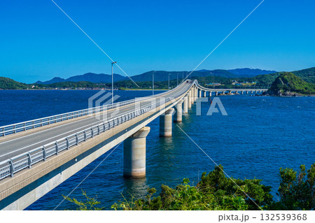 山口県下関市 コバルトブルーの海に映える角島大橋 山口県下関市 コバルトブルーの海に映える角島大橋 132539368