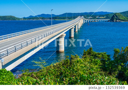 山口県下関市 コバルトブルーの海に映える角島大橋 山口県下関市 コバルトブルーの海に映える角島大橋 132539369