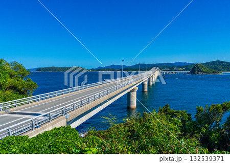 山口県下関市　コバルトブルーの海に映える角島大橋 132539371