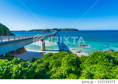 山口県下関市 コバルトブルーの海に映える角島大橋 山口県下関市 コバルトブルーの海に映える角島大橋 132539374