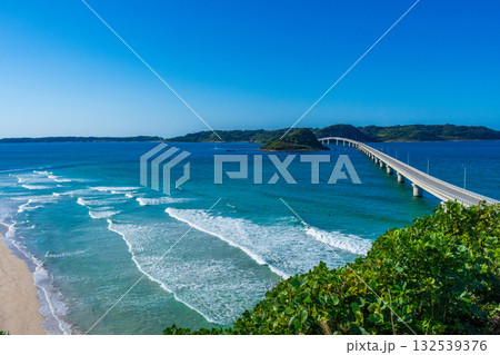 山口県下関市 コバルトブルーの海に映える角島大橋 山口県下関市 コバルトブルーの海に映える角島大橋 132539376
