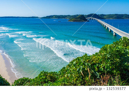 山口県下関市　コバルトブルーの海に映える角島大橋 132539377
