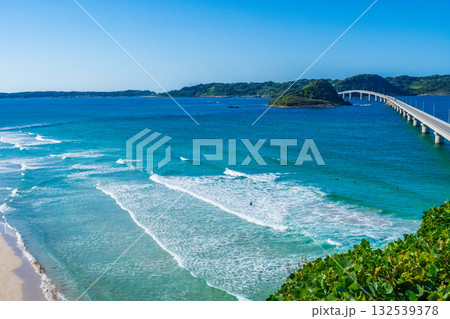 山口県下関市 コバルトブルーの海に映える角島大橋 山口県下関市 コバルトブルーの海に映える角島大橋 132539378