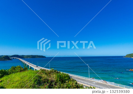 山口県下関市　コバルトブルーの海に映える角島大橋 132539380